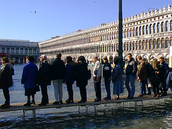 Passanti sopra le passerelle in piazza San Marco